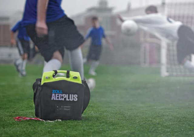 Défibrillateur sur un terrain de sport