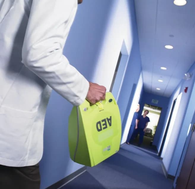 AED Plus dans un couloir d'hôpital