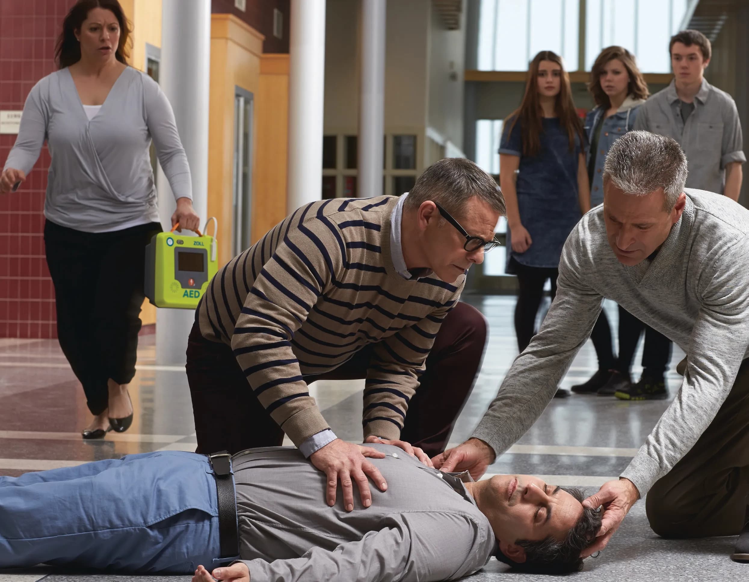 Intervention dans un couloir d'école