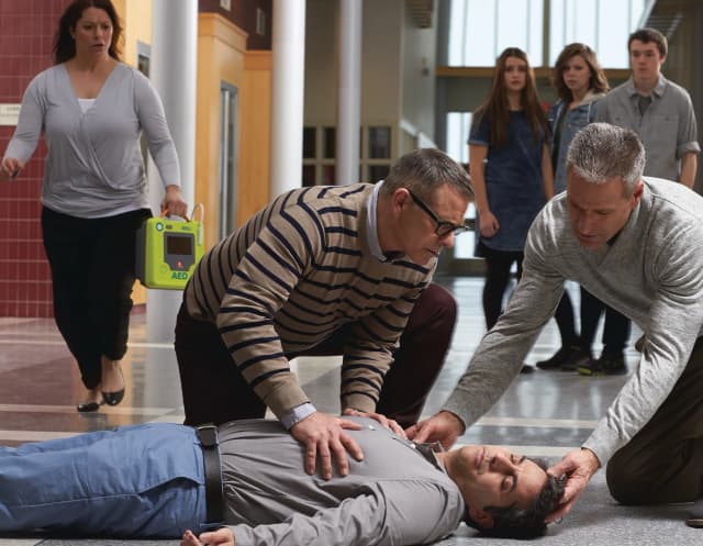 Défibrillateur dans un couloir d'école