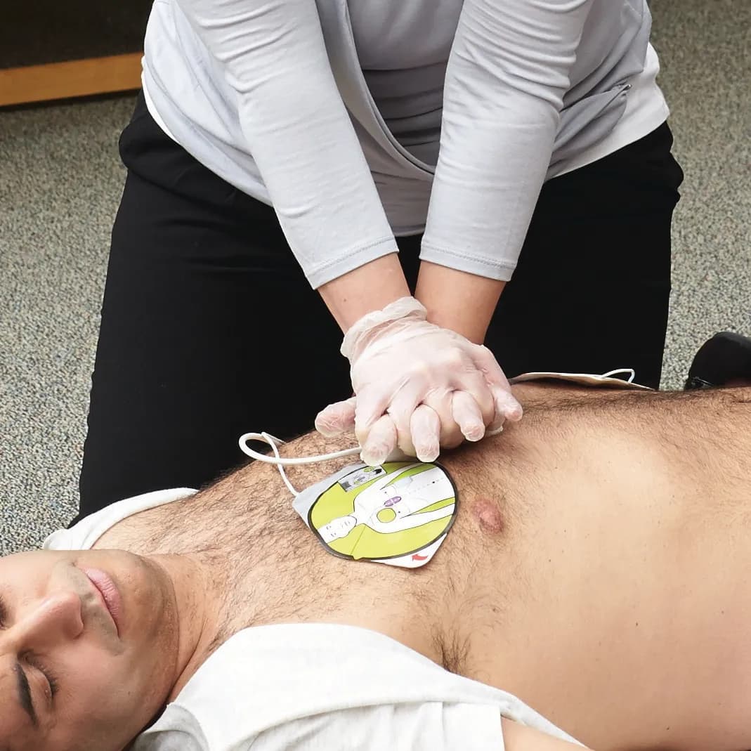 Pratique de la RCP avec électrodes du défibrillateur